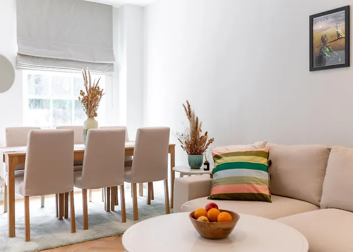 3 Bedroom Flat With Terrace In Central London